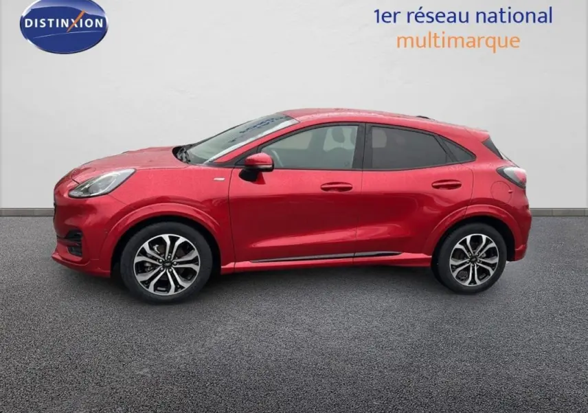 Profil côté gauche d'un Ford Puma rouge 2020 avec jantes alliage 17 pouces sur fond neutre.