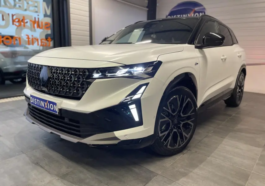 Renault Austral blanc nacré satin avec toit noir, vue 3/4 avant droit, calandre noire et jantes diamantées.