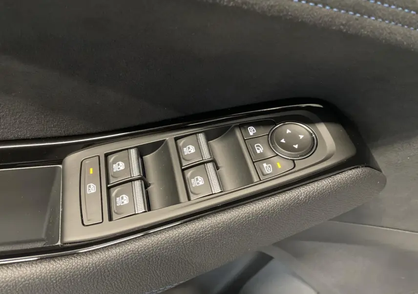 Commandes des vitres électriques et rétroviseurs sur la porte côté conducteur du Renault Austral 2025 finition Esprit Alpine.