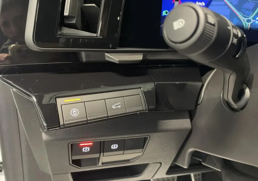 Détail intérieur côté gauche du tableau de bord noir brillant du Renault Austral 2025 avec commandes électroniques et levier d'essuie-glace.