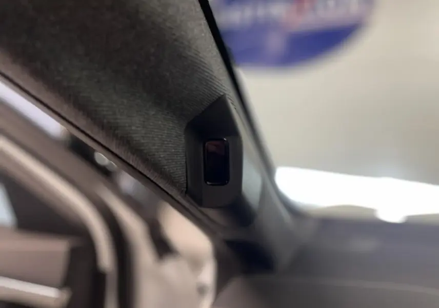 Gros plan sur le montant intérieur côté gauche du Renault Austral 2025 avec revêtement textile noir.