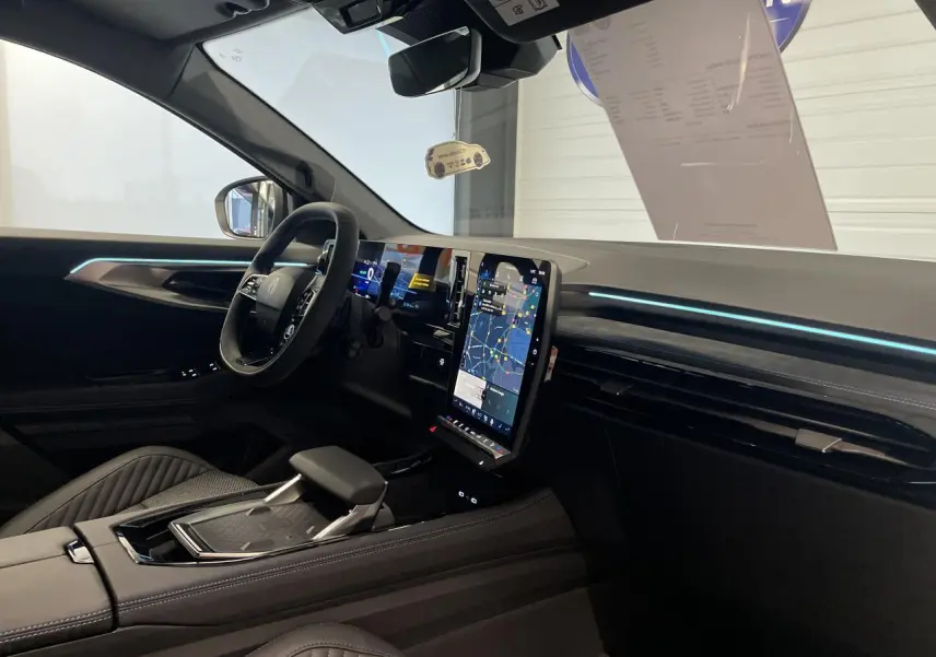 Intérieur du Renault Austral 2025 vu côté conducteur, avec écran tactile vertical et sellerie Alcantara noire.