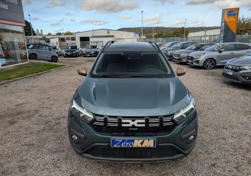 Vue avant d'un Dacia Jogger vert métallisé avec calandre noire et rétroviseurs couleur bronze.