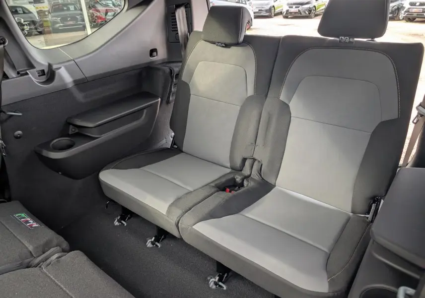 Vue intérieure sur les deux sièges rabattables du troisième rang arrière du Dacia Jogger 2025, sellerie grise et noire.