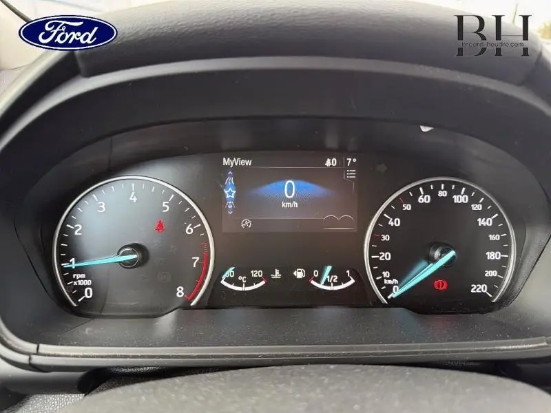 Tableau de bord numérique du Ford EcoSport 2020, affichage central avec compte-tours et vitesse en km/h.