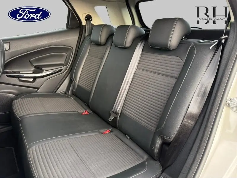 Vue intérieure du siège arrière en tissu noir du Ford EcoSport 2020, avec ceintures de sécurité visibles.