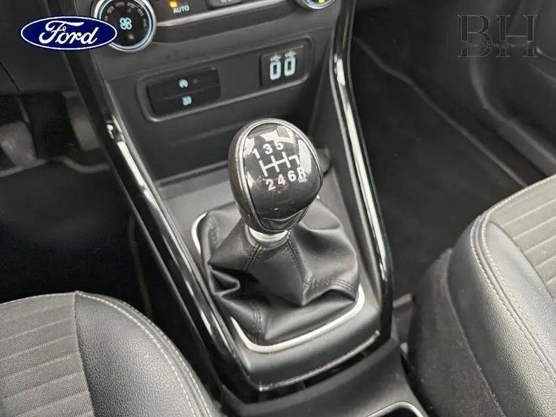 Gros plan sur le levier de vitesse manuel noir du Ford EcoSport 1.0 EcoBoost 2020, entouré de sièges tissu noir.