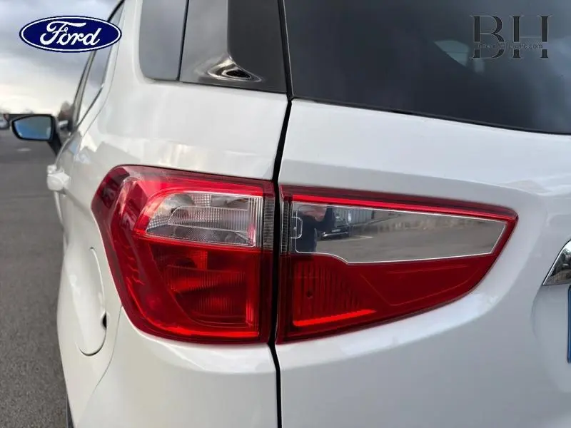 Gros plan sur le feu arrière gauche du Ford EcoSport blanc Fashion Blanc Metropolis, avec partie de la porte arrière visible.