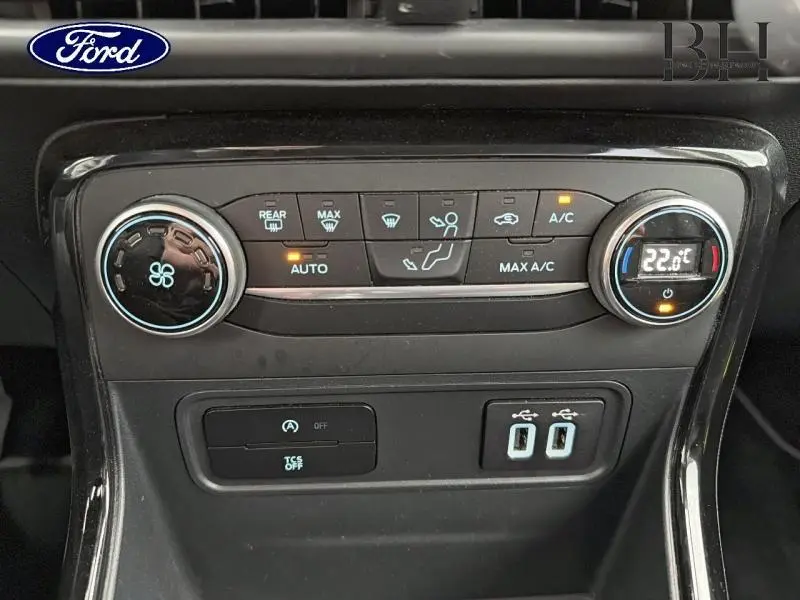Vue rapprochée de la console centrale du Ford EcoSport 2020 avec commandes de climatisation automatique et ports USB.