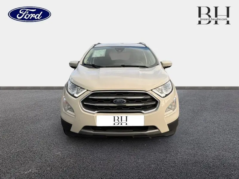 Vue de face du Ford EcoSport 2020 en blanc Fashion Metropolis avec calandre chromée et phares halogènes.