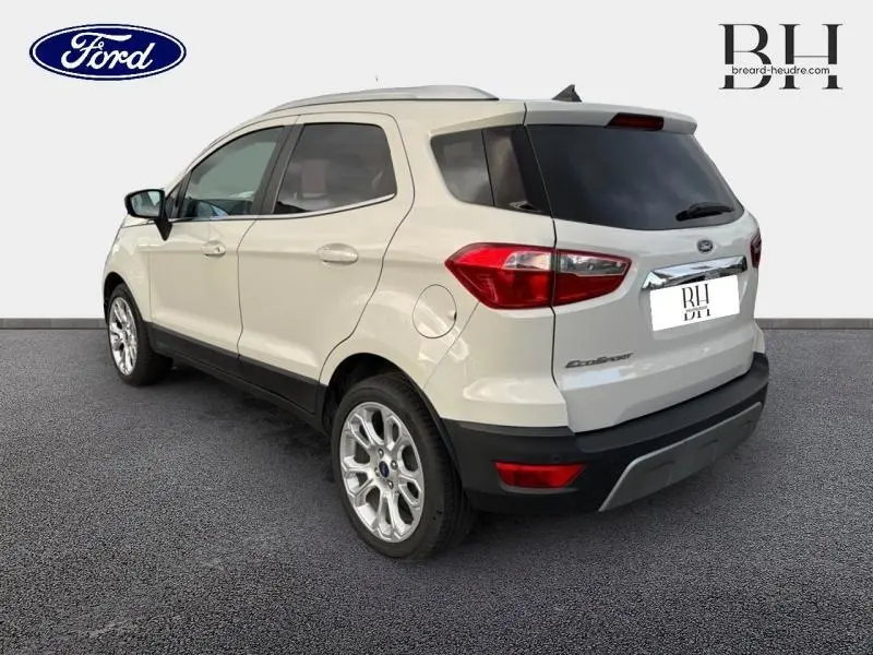 Vue 3/4 arrière droite du Ford EcoSport blanc Fashion Metropolis avec vitres arrière surteintées et jantes alu.