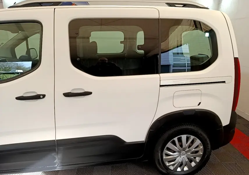 Vue latérale droite d'un Peugeot Rifter blanc de 2019 avec portes coulissantes et jantes alliage.