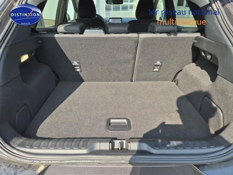 Coffre ouvert du Ford Puma 2022 gris métallisé, banquette arrière rabattue et espace de chargement plat.