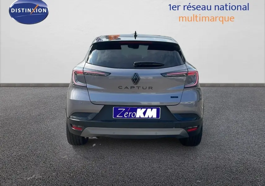 Vue arrière d'un Renault Captur gris Cassiopée métal avec toit noir, mettant en valeur ses feux LED et son logo central.