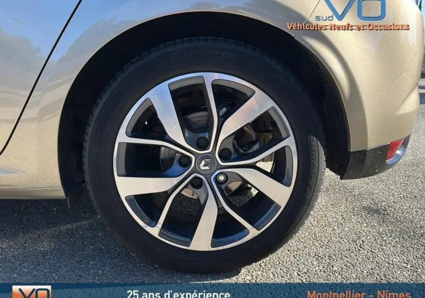 Gros plan sur la roue avant droite beige d'une Renault Mégane IV Berline TCe 130 Energy EDC Intens de 2017.