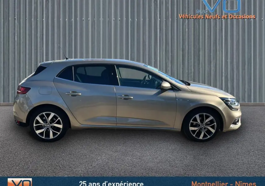 Profil côté gauche d'une Renault Mégane IV beige 2017, berline compacte avec jantes alliage et vitres teintées.