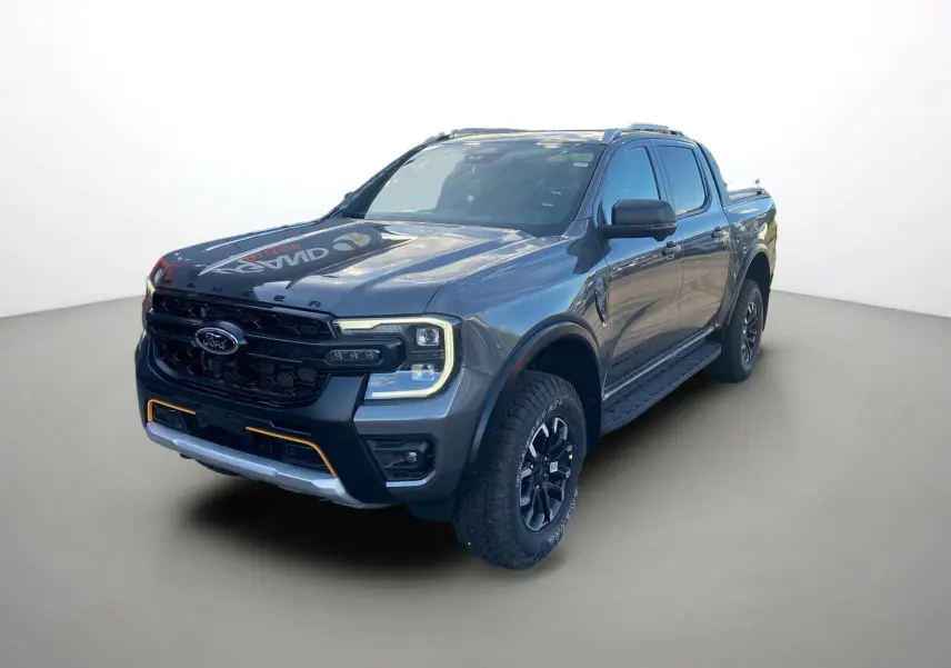 Ford Ranger 2025 gris carbone en 3/4 avant droit avec calandre noire et éclairage auxiliaire orange.