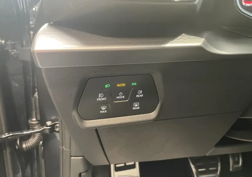 Gros plan sur le panneau de commande des feux automatiques dans l'habitacle d'une CUPRA Leon gris Magnetic.