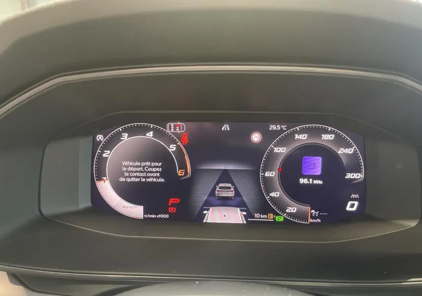 Combiné d'instruments digital du tableau de bord de la CUPRA Leon 2.0 TDI 2026 affichant la vitesse, régime et alertes.