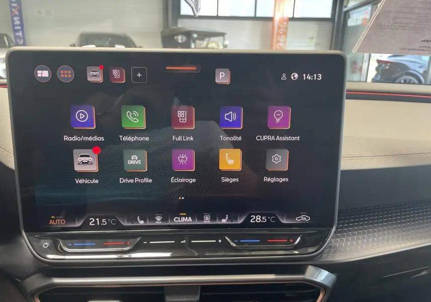 Écran tactile HD 12,9'' du tableau de bord du CUPRA Leon 2026, affichant les menus principaux.