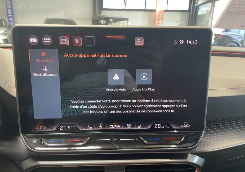 Écran tactile HD 12,9'' du système d'info-divertissement de la CUPRA Leon 2026, vue frontale intérieure.