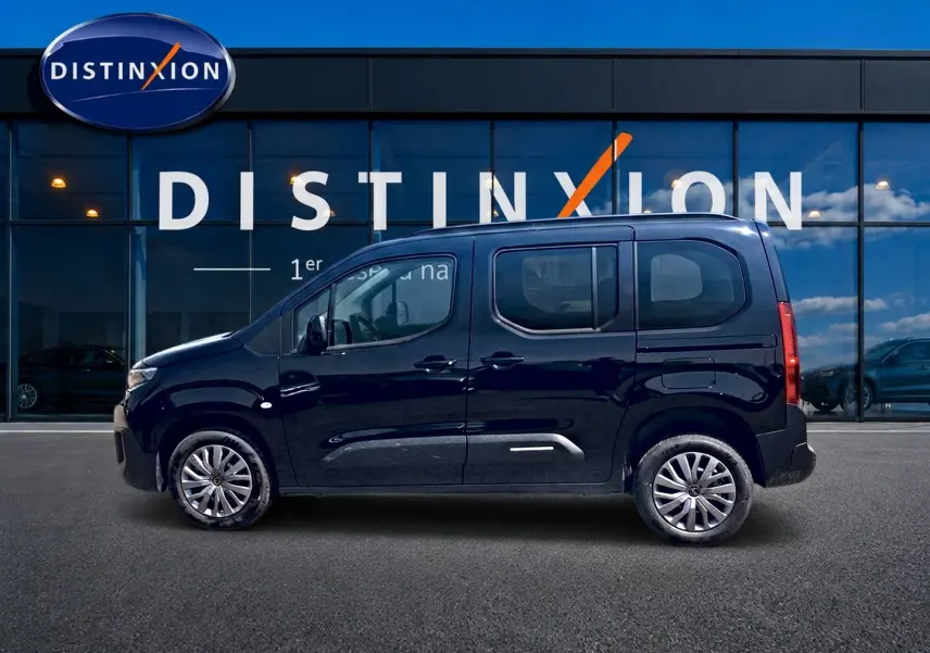 Profil côté gauche du Citroën Berlingo noir 2026 avec jantes alu et porte latérale coulissante visible.