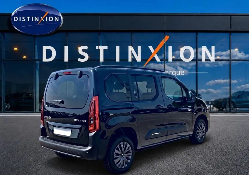 Vue 3/4 arrière droite du Citroën Berlingo noir 2026, avec vitres teintées et barres de toit visibles.