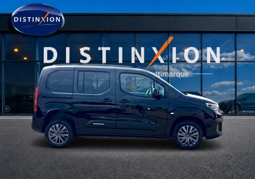 Profil droit d'un Citroën Berlingo noir 2026, avec jantes alu et porte latérale coulissante visible.