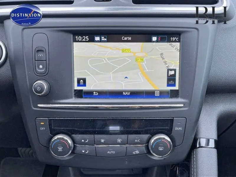 Tableau de bord du Renault Kadjar gris platine 2018 avec écran tactile GPS et commandes de climatisation bi-zone.