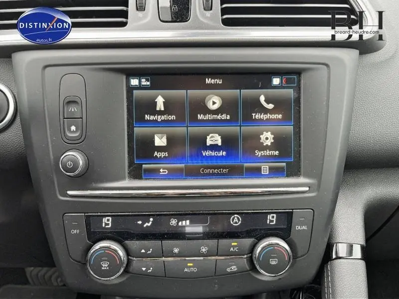 Tableau de bord du Renault Kadjar 2018 avec écran tactile multifonction et commandes de climatisation bi-zone visibles.