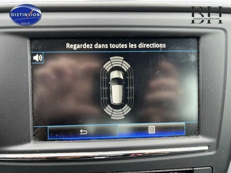 Écran tactile du système de parking du Renault Kadjar 2018 affichant une vue aérienne du véhicule gris platine.
