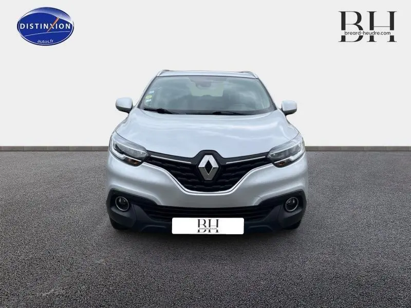 Vue frontale d'un Renault Kadjar gris platine 2018 avec calandre noire et phares halogènes intégrés.