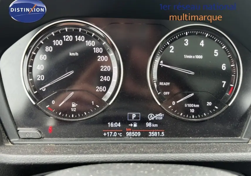 Tableau de bord de BMW X1 18i 2018 montrant compteur de vitesse et compte-tours avec affichage digital central.