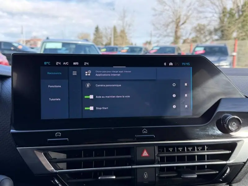 Écran tactile central du tableau de bord du Citroën C4 2024, affichant les options de conduite et la température extérieure.