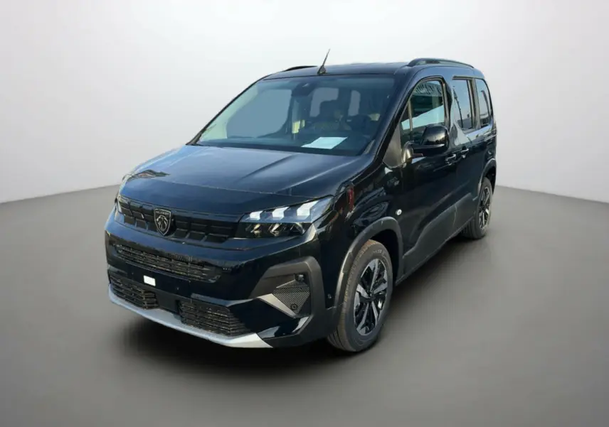 Peugeot Rifter BlueHDi 130 GT Plus noir perla nera, vue 3/4 avant droit, avec barres de toit et jantes alu 17 pouces.