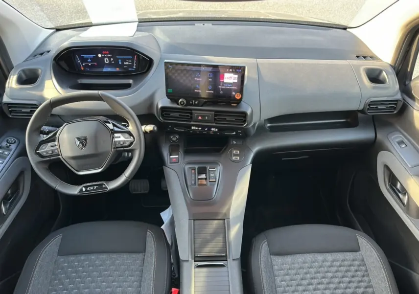 Vue intérieure avant du Peugeot Rifter GT Plus 2025 avec tableau de bord moderne et volant cuir multifonctions noir.