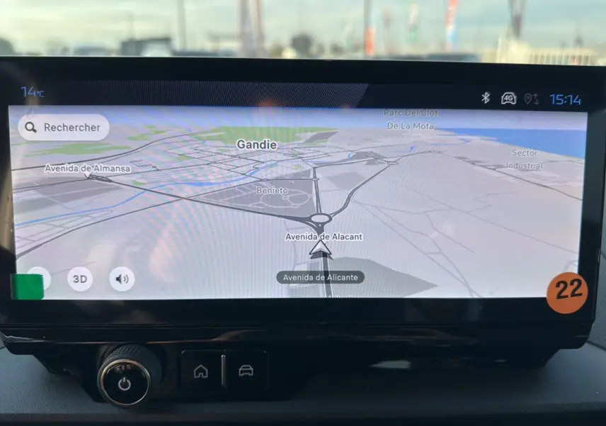 Écran tactile de navigation GPS du Peugeot Rifter 2025 affichant une carte en mode 3D.