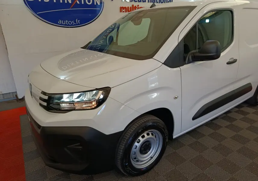 Vue 3/4 avant droit d'un utilitaire Peugeot Partner blanc avec pare-chocs noirs et jantes acier grises.