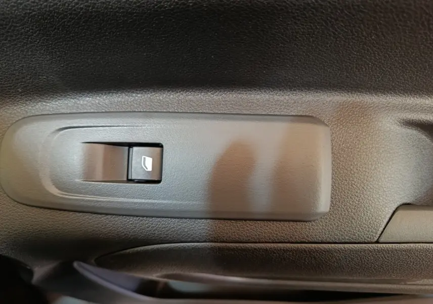 Gros plan sur l'interrupteur de commande de vitre électrique côté conducteur du Peugeot Partner blanc 2026.