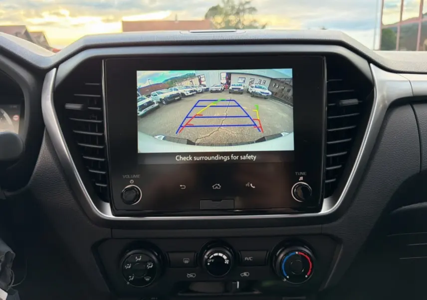 Vue rapprochée de l’écran tactile central affichant la caméra de recul dans l’habitacle noir du pick-up Isuzu D-MAX.