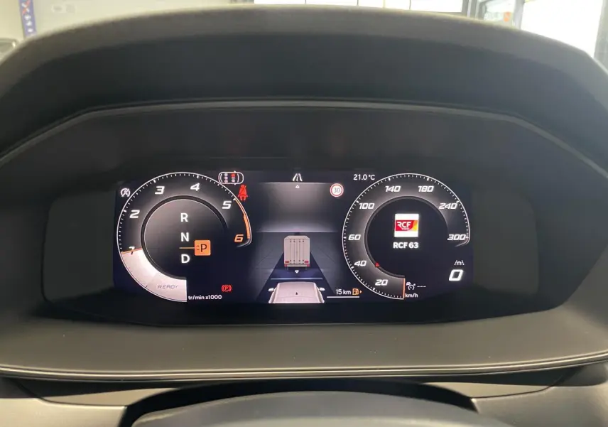 Affichage numérique du combiné d'instruments de la CUPRA Leon 2026, montrant la vitesse, régime moteur et alertes.