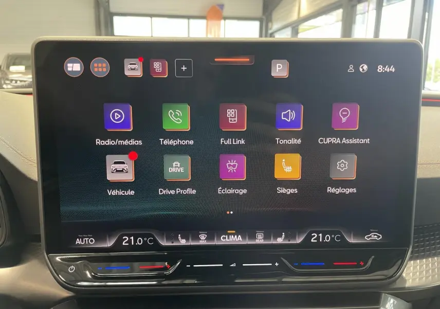Écran tactile HD 12,9'' du système multimédia de la CUPRA Leon noir, vue frontale du tableau de bord.