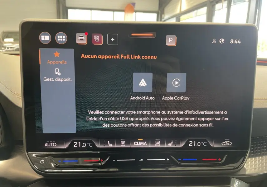 Écran tactile central du tableau de bord de la CUPRA Leon 2026 affichant les options Android Auto et Apple CarPlay.