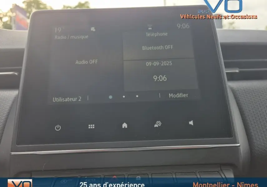Écran tactile central de la Renault Clio V TCe 90 Equilibre 2023, affichant les réglages audio et téléphone.