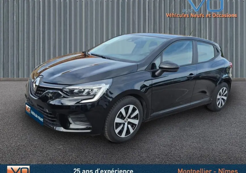 Renault Clio V TCe 90 Equilibre noire vue 3/4 avant droit, avec jantes alliage et phares LED allumés.