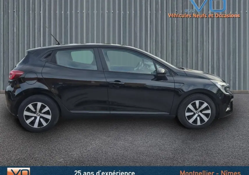 Profil latéral gauche d'une Renault Clio V TCe 90 Equilibre noire de 2023, avec jantes stylisées et antenne de toit visible.