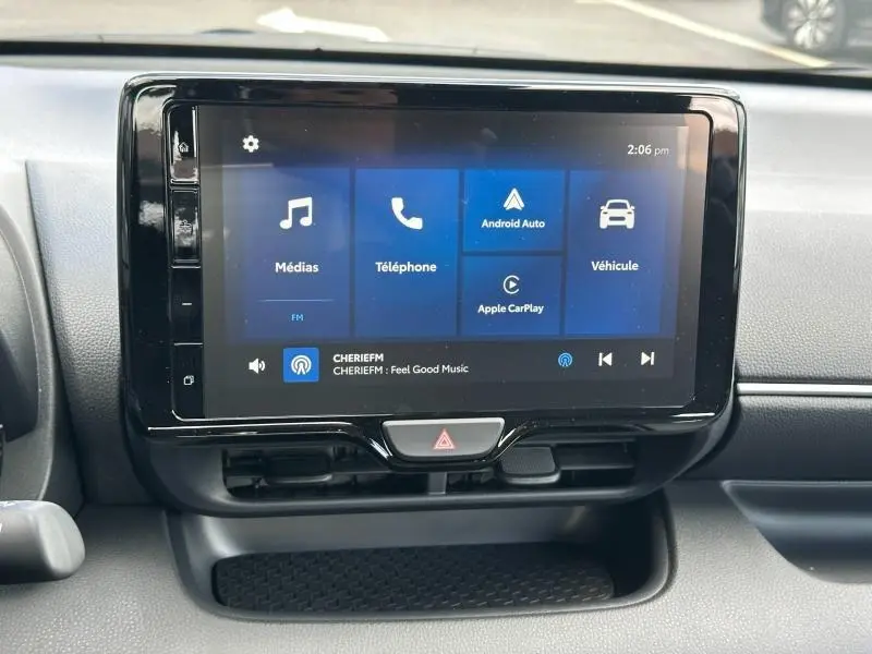 Écran tactile central de la Toyota Yaris 116h Dynamic 2025 affichant les options Android Auto et Apple CarPlay.