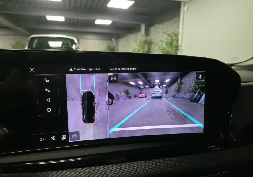 Écran MMI affichant la caméra périmétrique et la vue avant dans un Audi A5 Avant noir 2025 S line.