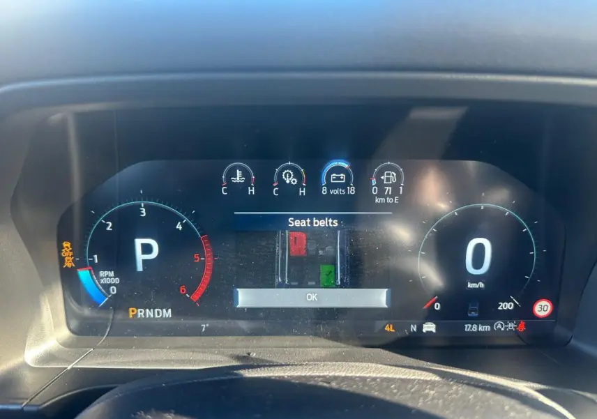 Vue rapprochée du tableau de bord numérique du Ford Ranger 2025, affichant la vitesse, régime et alertes ceinture.