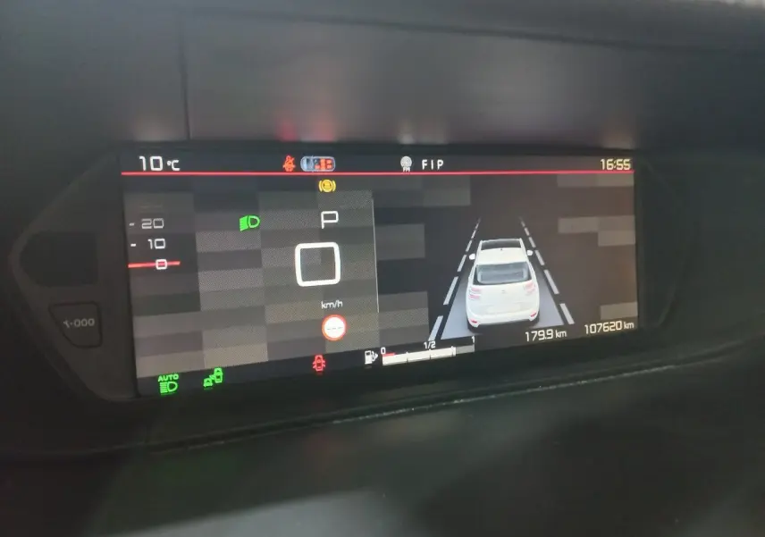 Tableau de bord numérique du Citroën Grand C4 Spacetourer affichant la vitesse, la température et l'aide au stationnement en vue avant.